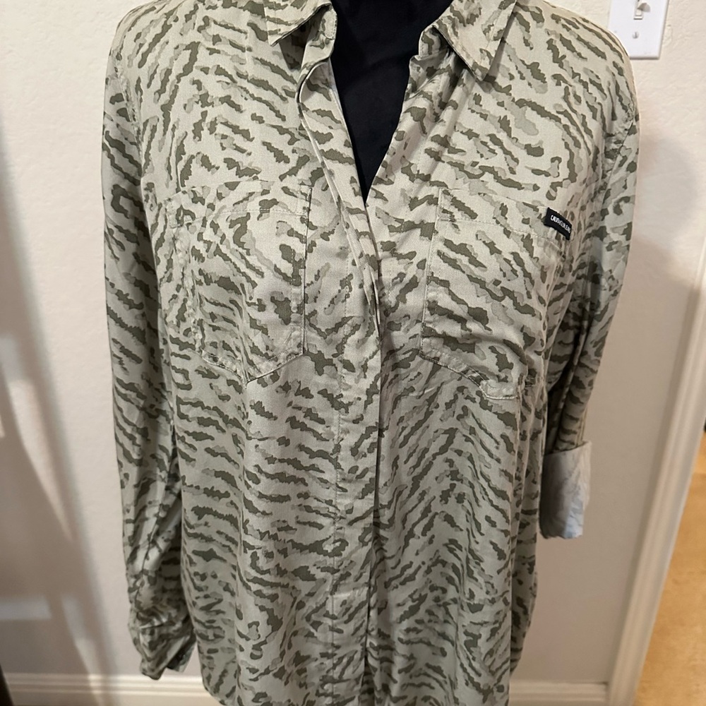 Calvin Klein Jeans adds a‎ colorful twist with green and gray. Size Large. New.
